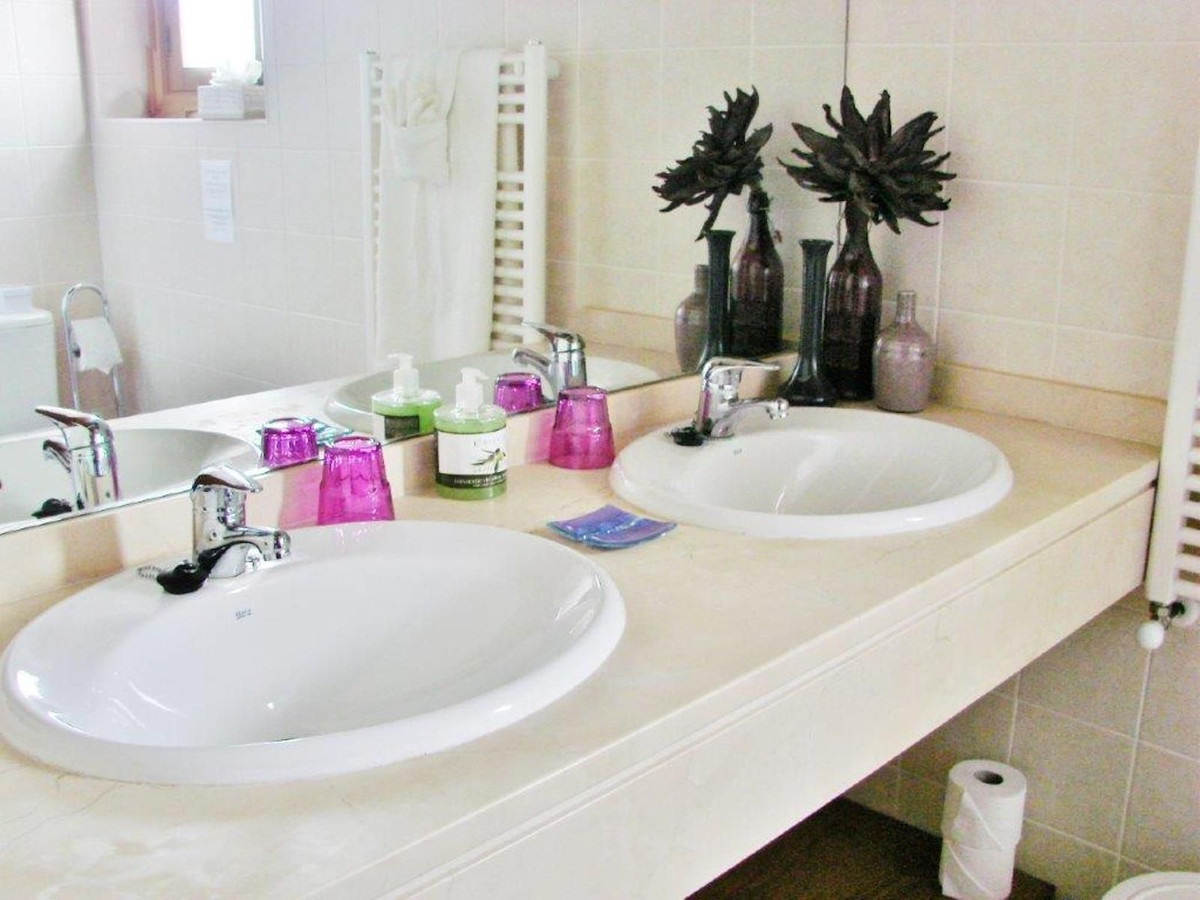 e203c488ce3d49fa9e5a86ee532d4d04 - 43