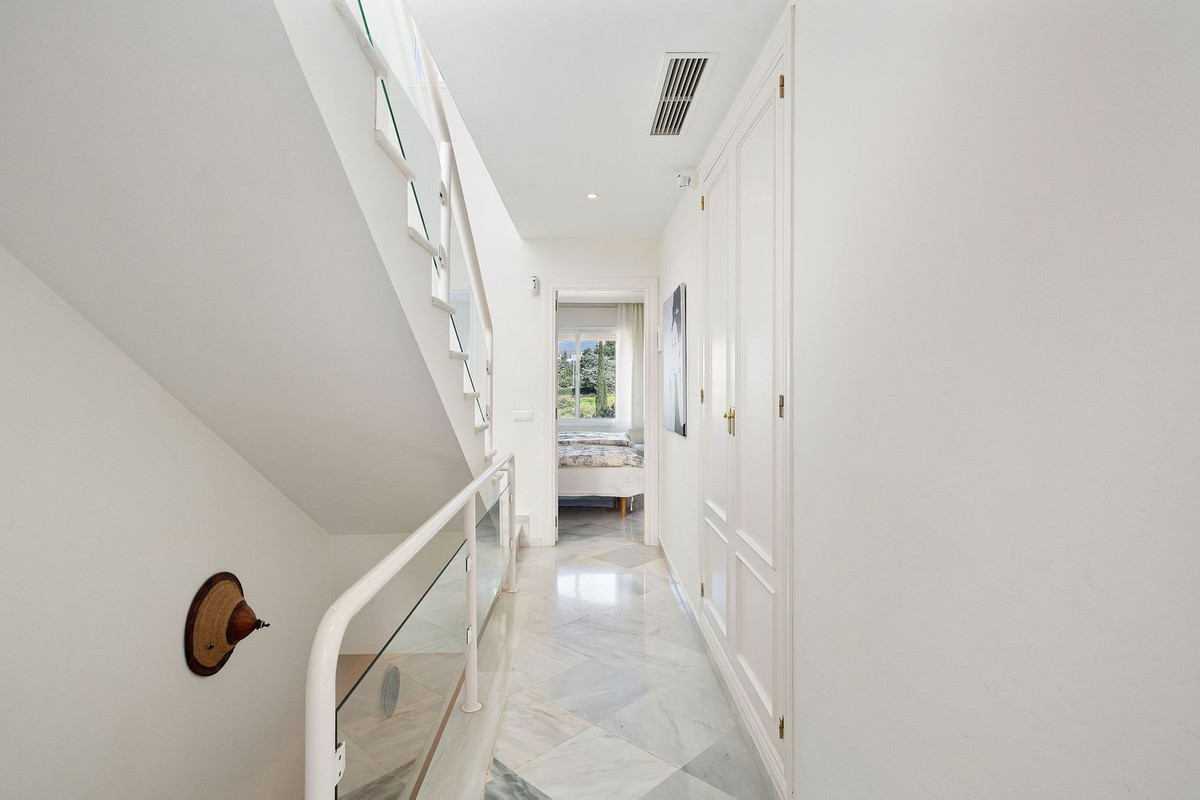 e2ece576f1654fd29060e05cbef23099 - 18