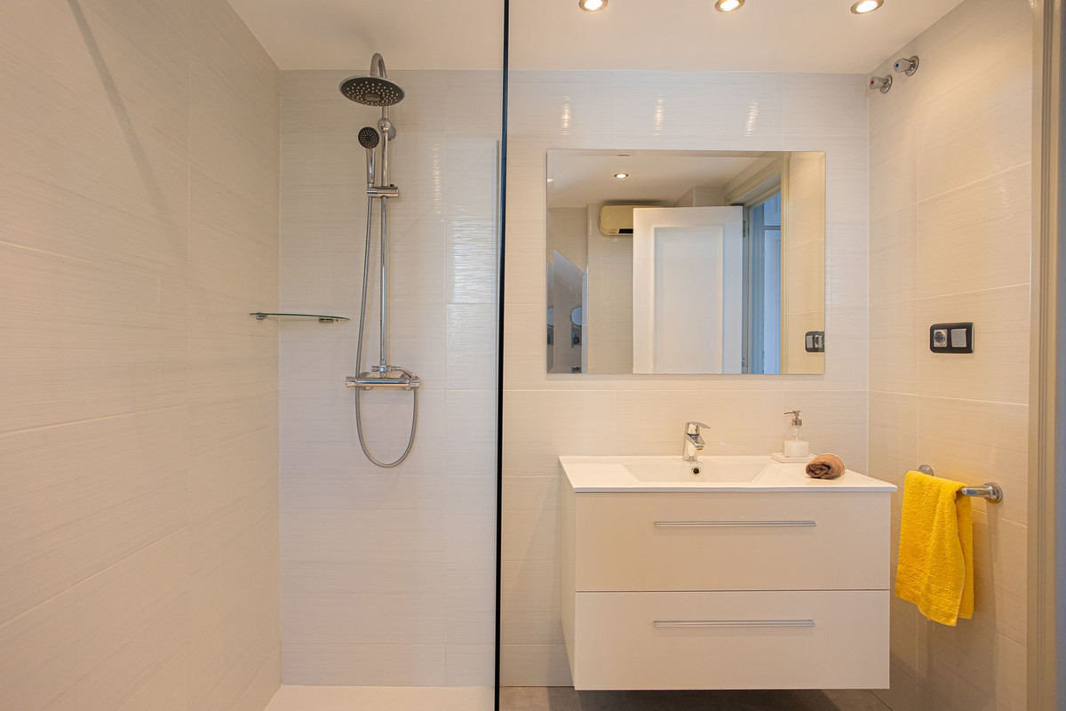 ec8499da42eac6b0cc99e0d82e235700 - 23