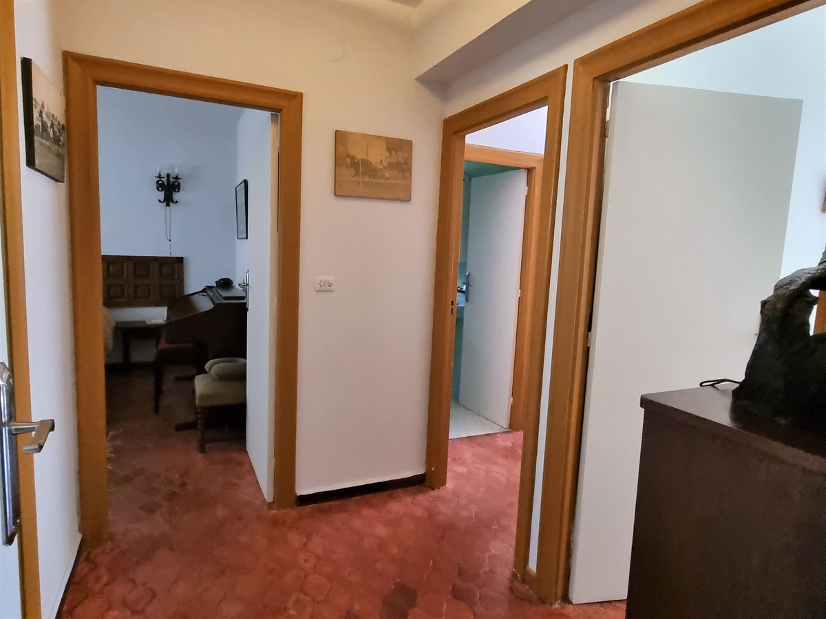 ed83f1e5398a8e057c25d97a568a0a7c - 18