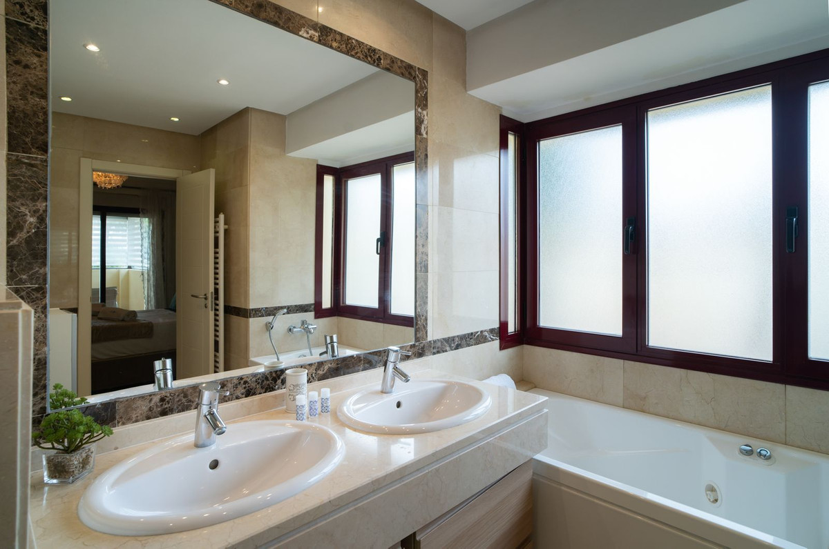 f0b18b813c293d1004cb207dbfecc610 - 33