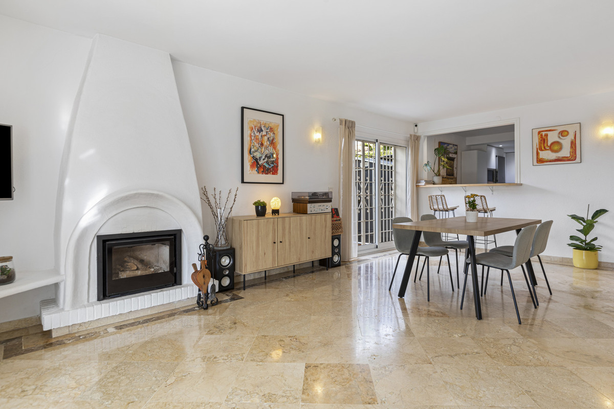 f8c89f944139143f01dea5ffefcf9e6a - 15