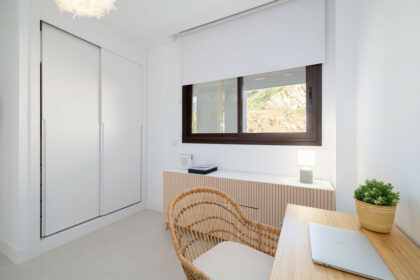 001903c647c8a04b1097bfb066a9252d - 18