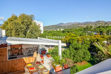 005e57be1152a151a454c8f6b2419fcc - 24