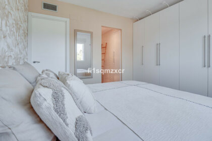 005e57be1152a151a454c8f6b2419fcc - 54