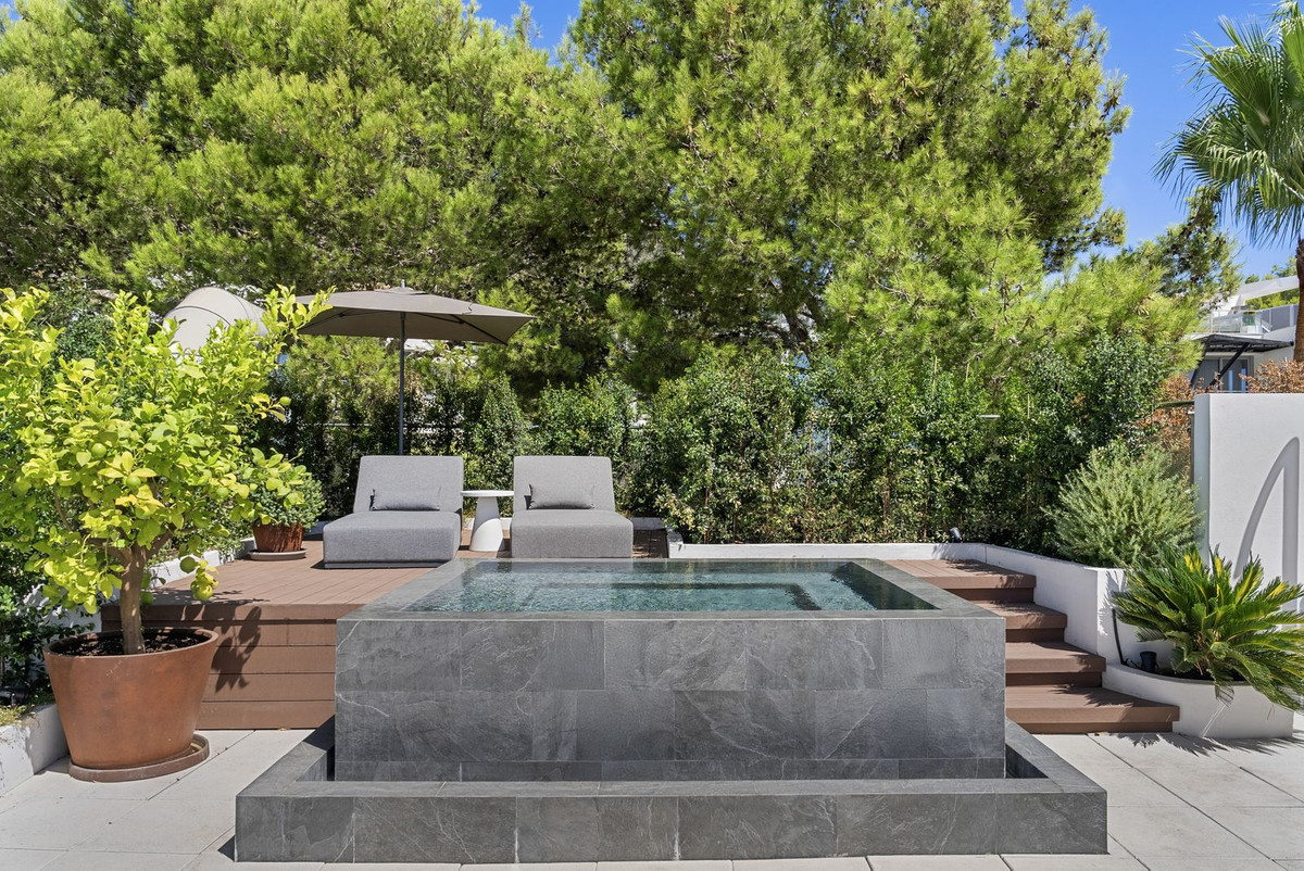 02e6cc7cd3bb0285cd04c3806c174c6c - 10