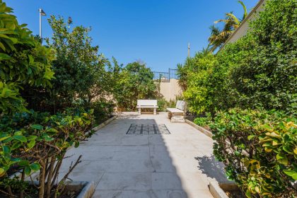 03d9e1ec1b88b3d5111a3820e07ccb73 - 43