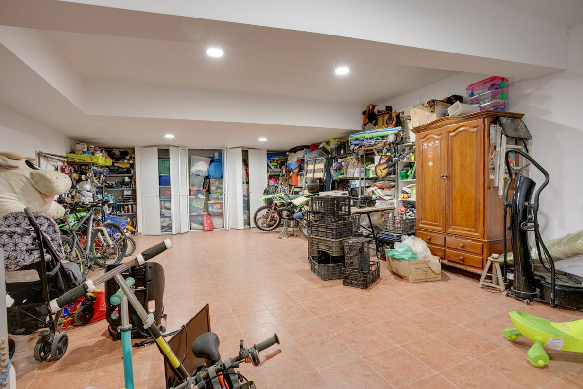 083061e0bd5a9d707b46a879633ce7ce - 16