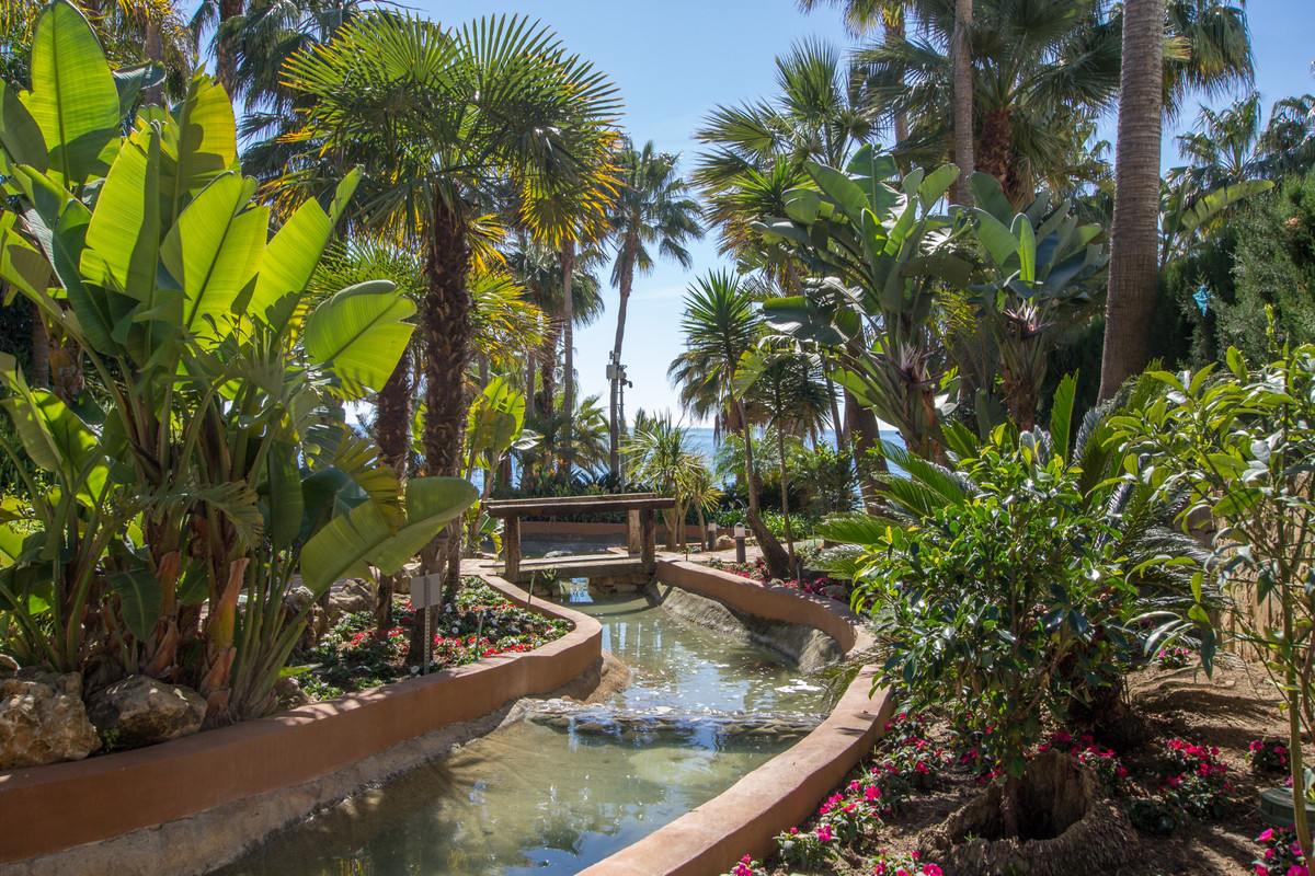 0c6f51fe42c921aee2f57387b28636dd - 4