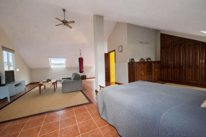 1064576b41db61ec941a65575f5c1d30 - 18