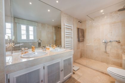 1fad02c1856c47a074b75896b50fdab9 - 20