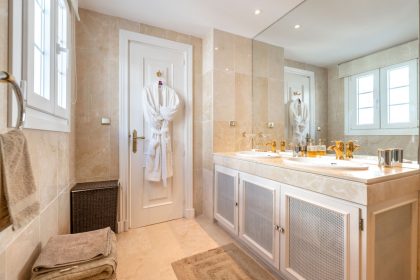 1fad02c1856c47a074b75896b50fdab9 - 21