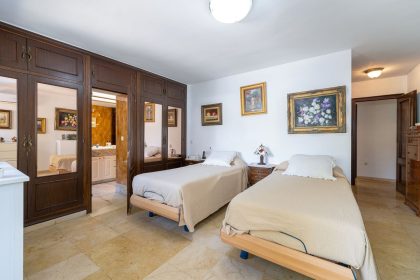 3e4f85ca5f41dd99137fbf17c47e5751 - 15