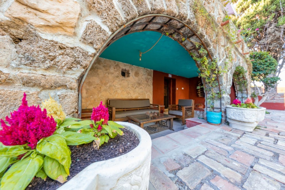 3fd518d66640170b1bfc0c81bbb0cde2 - 13