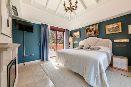 4b0ee9107a1b9c4d2c920aea57369169 - 12