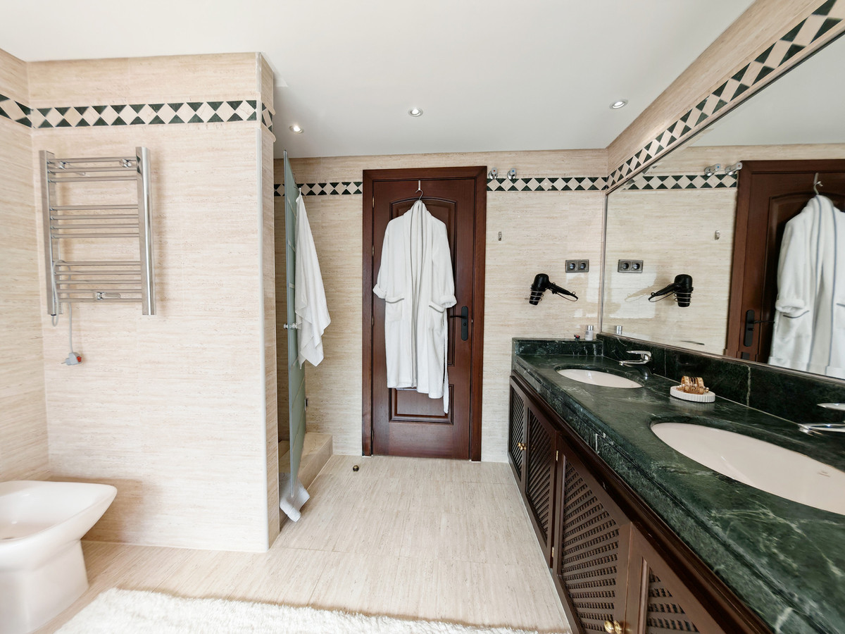 4b0ee9107a1b9c4d2c920aea57369169 - 14