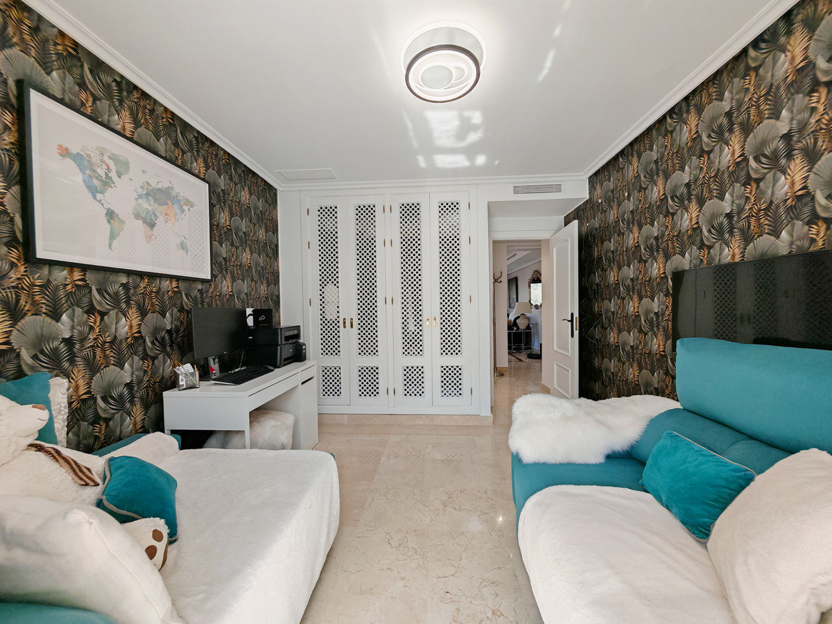 4b0ee9107a1b9c4d2c920aea57369169 - 21