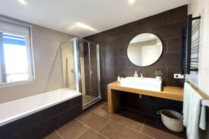 4c043f9e381618b61b4de6e7f901002b - 13