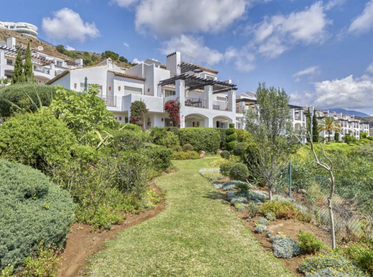 4d25a4f5eb75c6d090dec0a22b22141a - 16