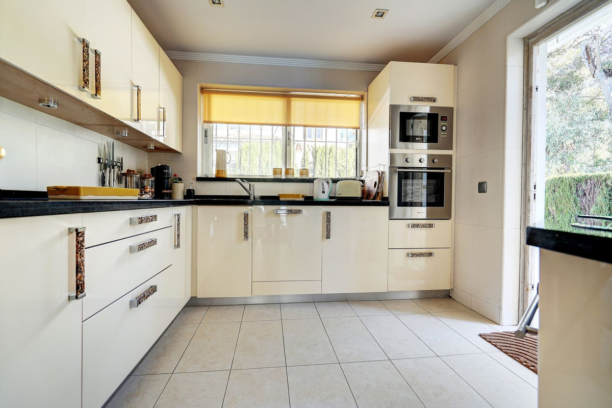 5bd145177fe4f5f6304a99a46566dd1d - 13