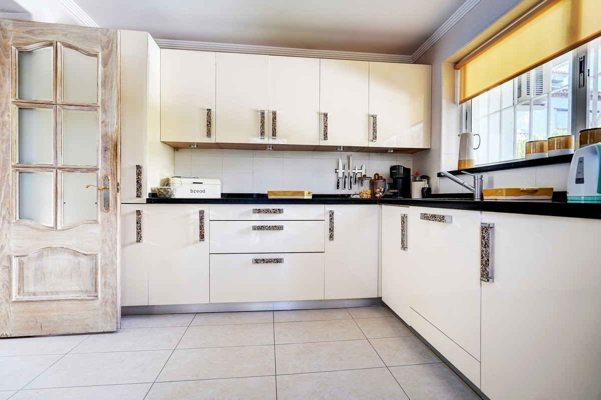 5bd145177fe4f5f6304a99a46566dd1d - 14