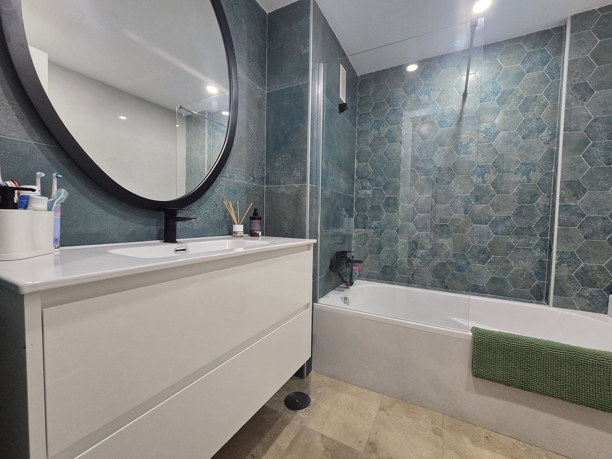 607057f1af6fb00acd0122d959eb1f5a - 12