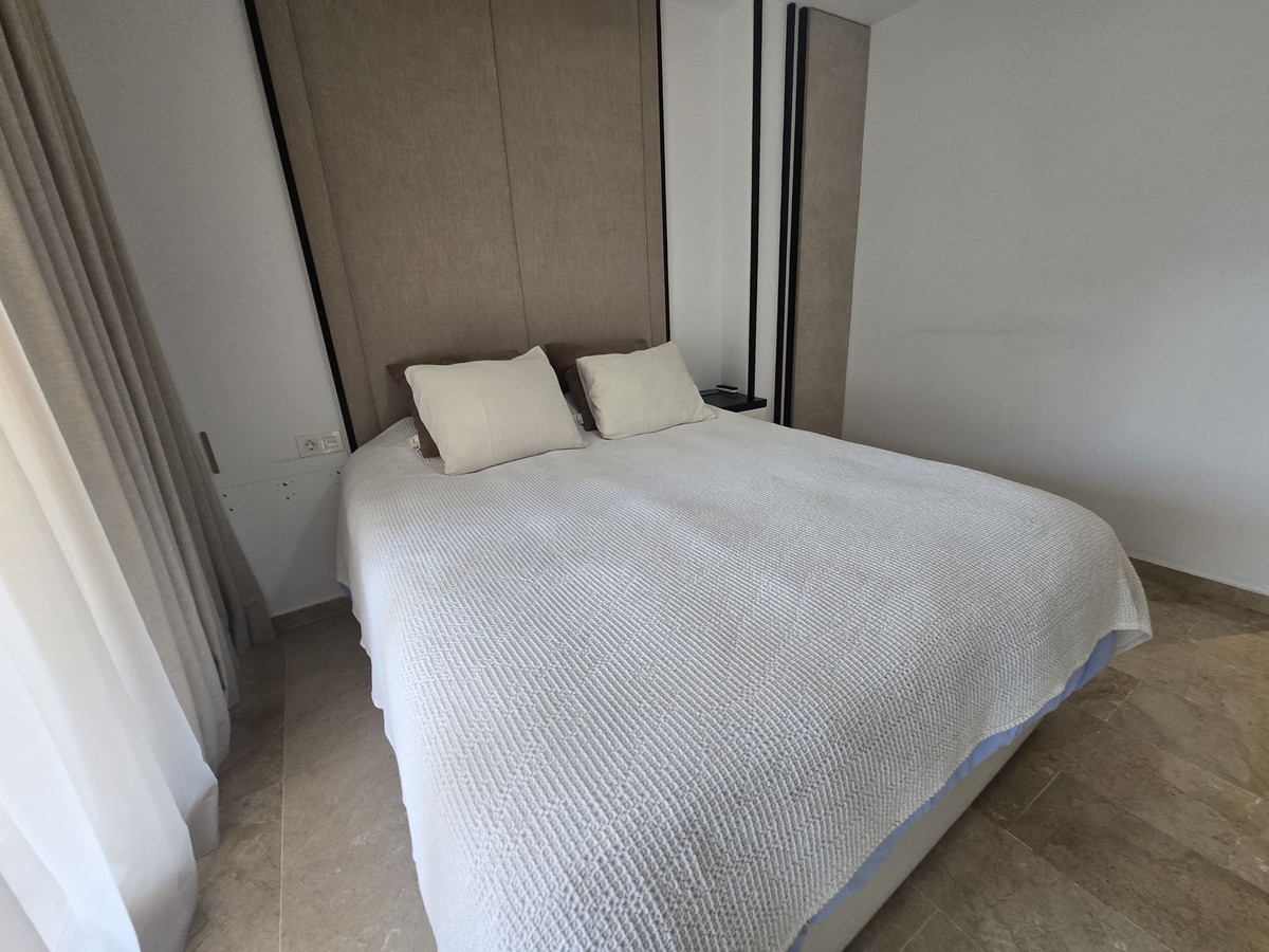 607057f1af6fb00acd0122d959eb1f5a - 18