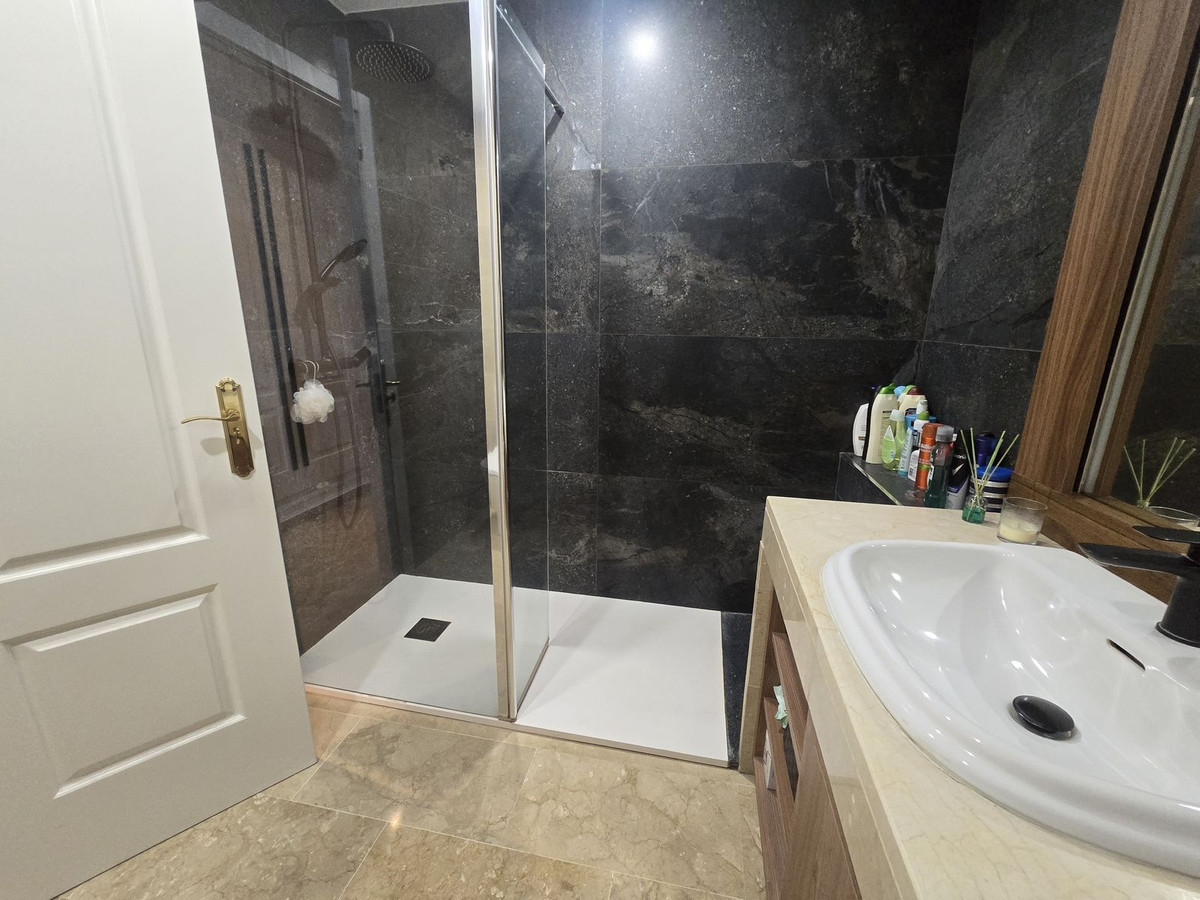 607057f1af6fb00acd0122d959eb1f5a - 23