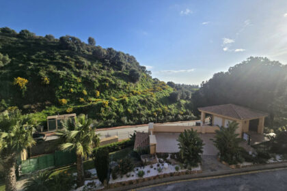 607057f1af6fb00acd0122d959eb1f5a - 26