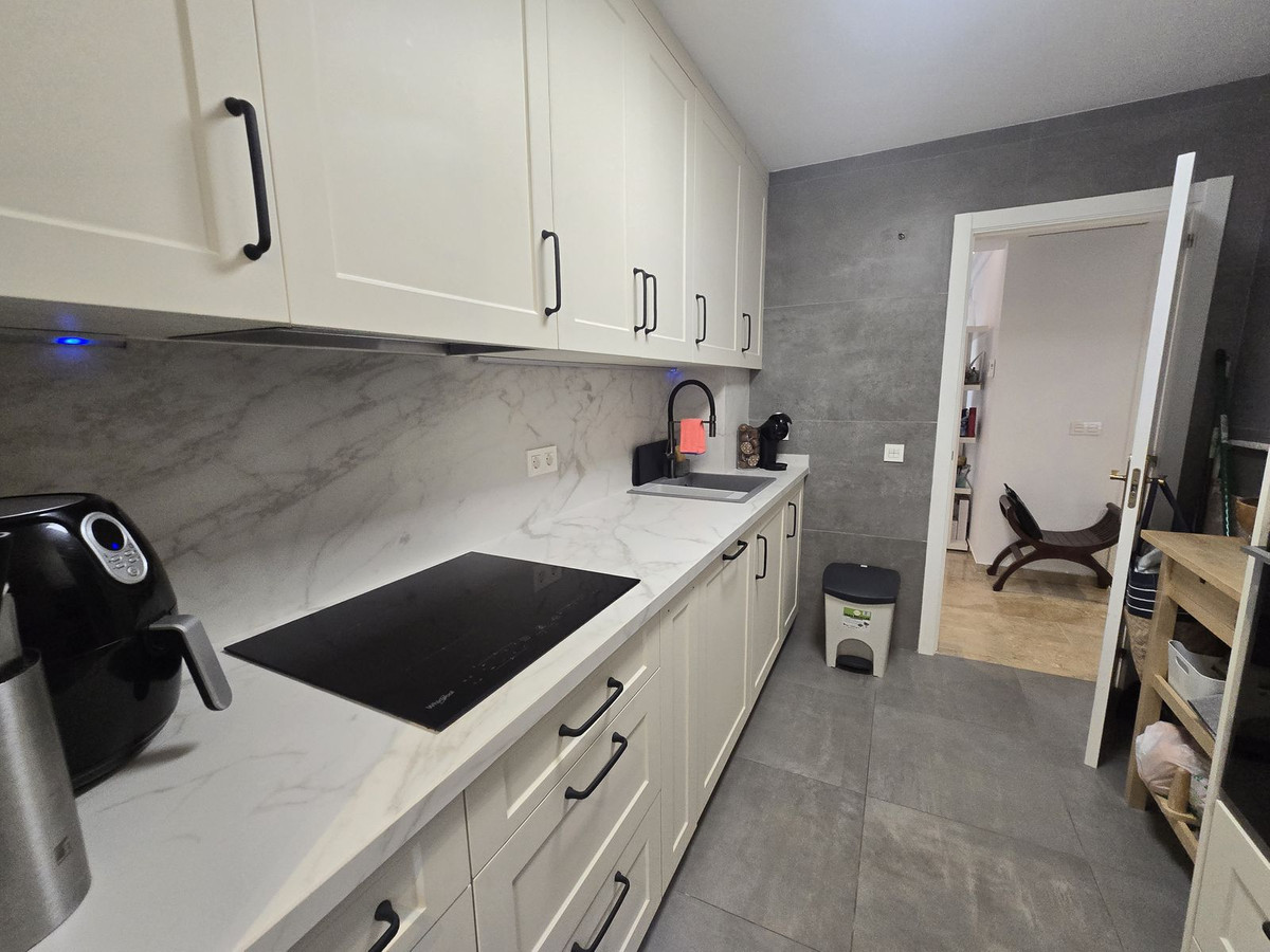 607057f1af6fb00acd0122d959eb1f5a - 32