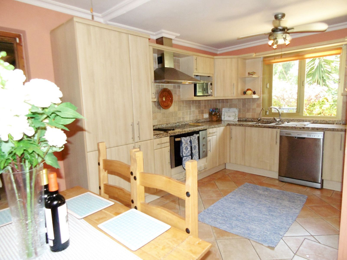 657c90d87dea959bc10fb5549418cb99 - 14