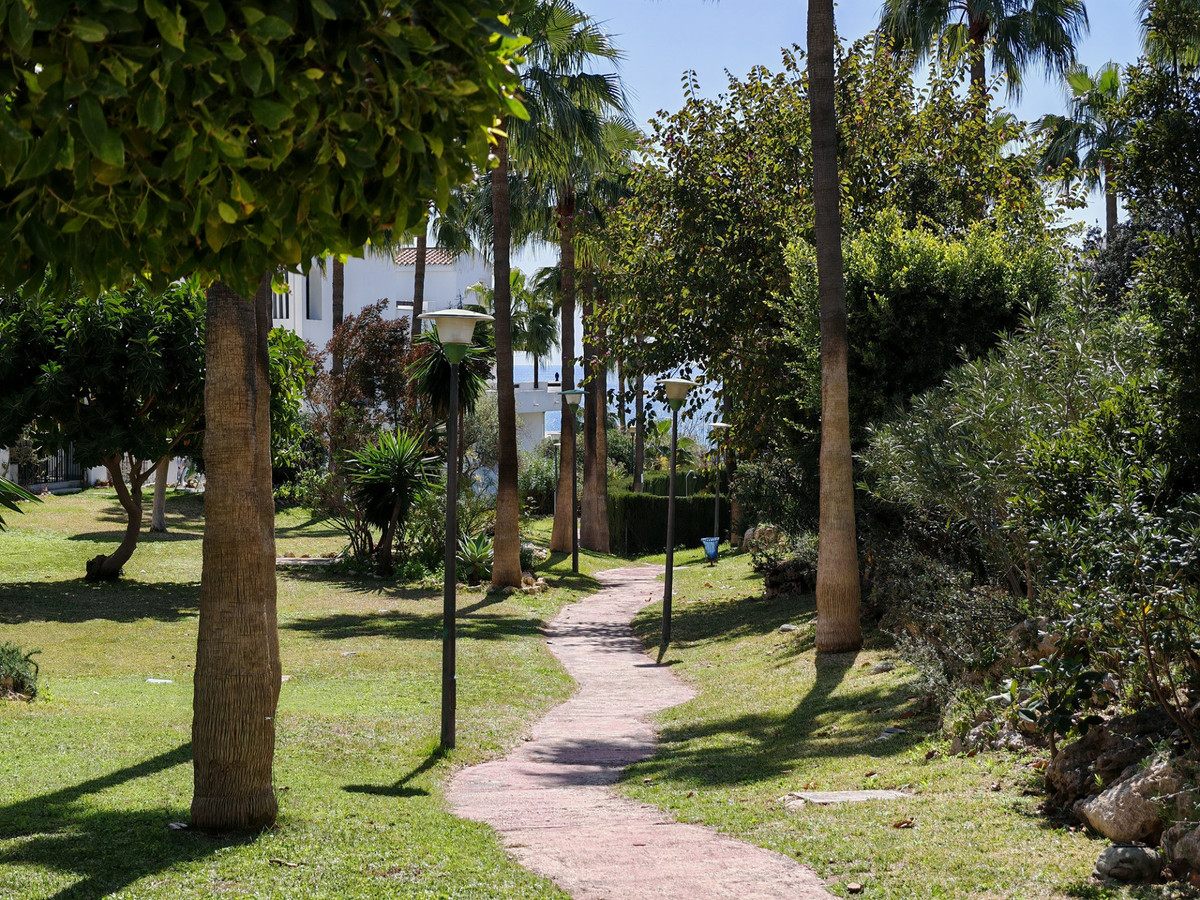 7929ecd8d6e44b1d66a7f6a2094954c5 - 16