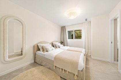 81f3ceaec5ecd428ac5bcb92c124420d - 18