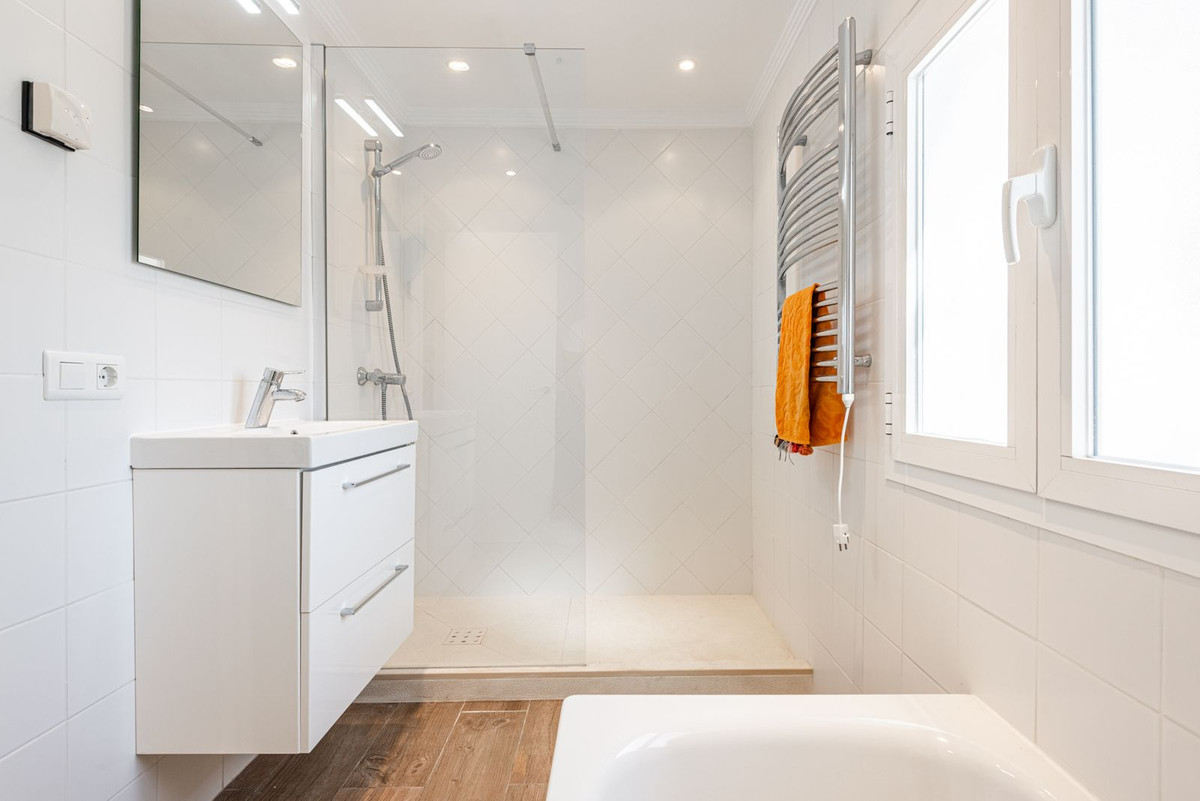 8ba9edb710b3a0a2d8e459d4c78fc208 - 23