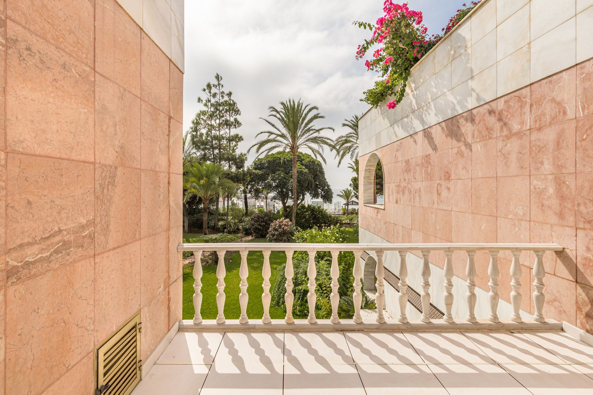 8c1a8e6e26cf0b4efd2246e9cd5deaab - 20