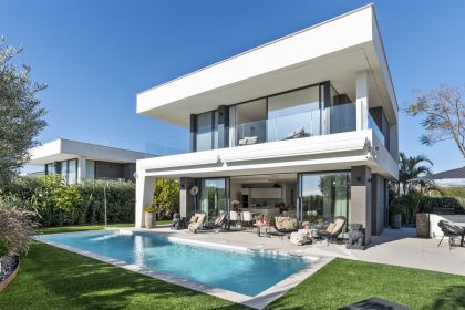 98bee43a34c1ff555042180e33a2aa95 - 1