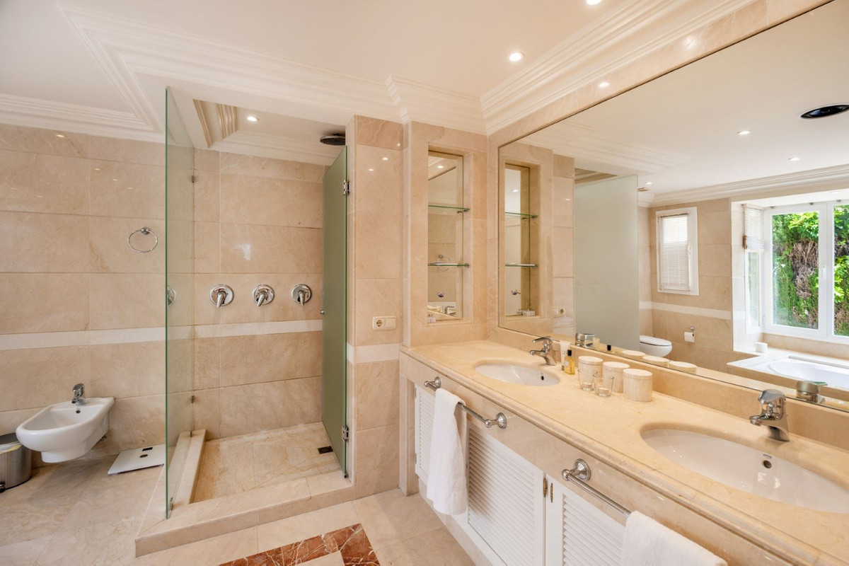 9ca494e2e33d1b0b0eff5a44a37f7e49 - 13