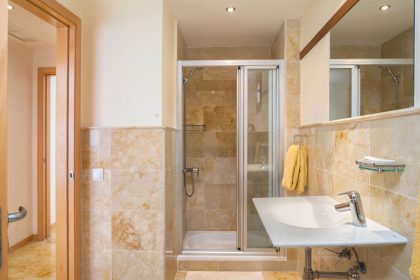 a219a07cee15803cfcd5a3142fc82d2e - 18