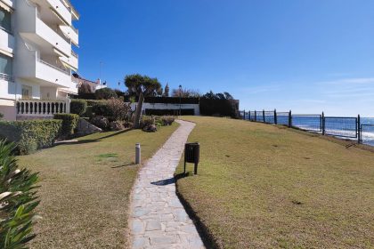 a2e57dba4b2a48e7cba61ea5f44b1265 - 32