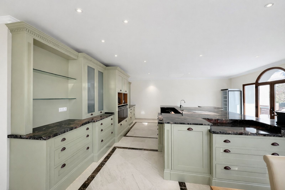 aa85bde226087a8c2556d8b10102ef3a - 12