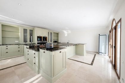 aa85bde226087a8c2556d8b10102ef3a - 13