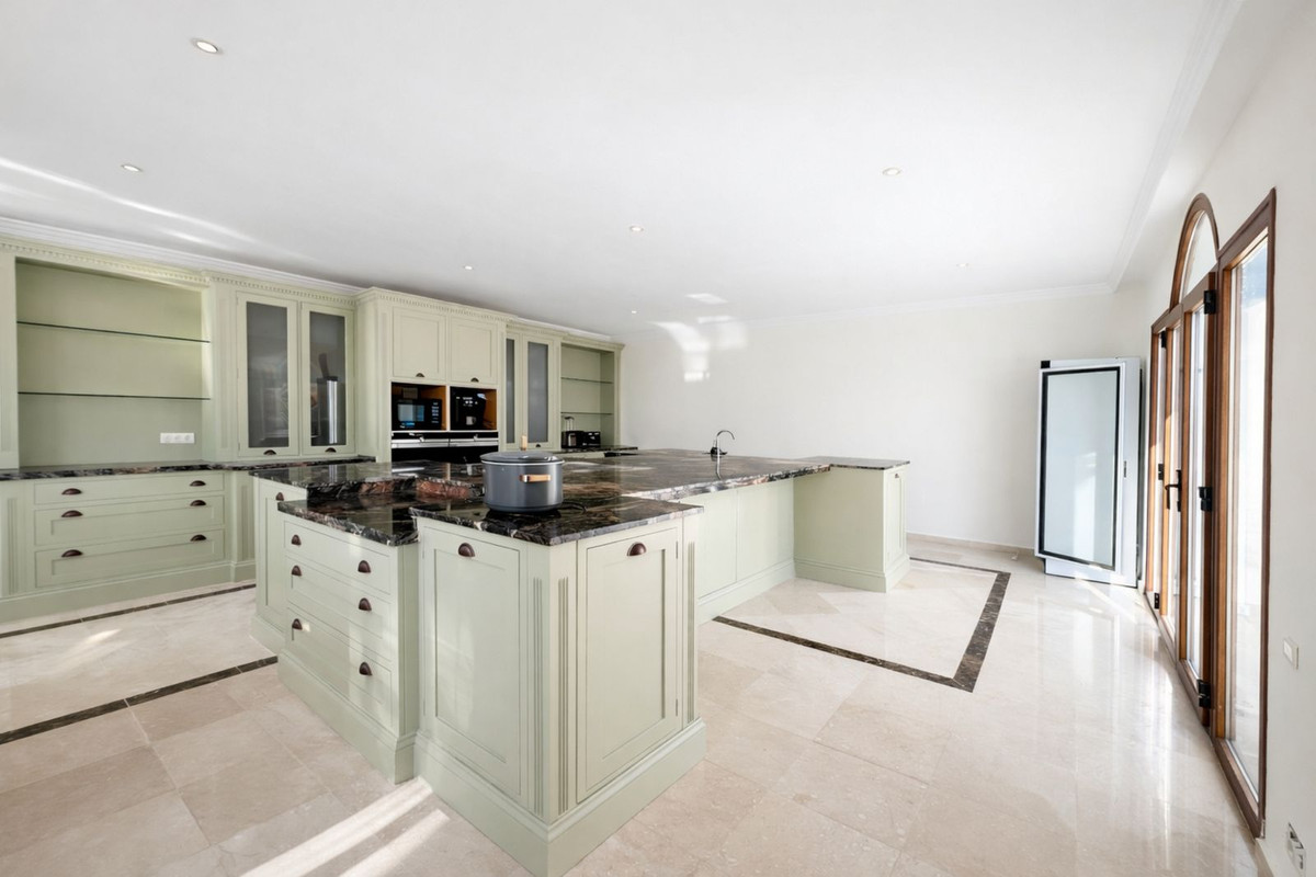 aa85bde226087a8c2556d8b10102ef3a - 13