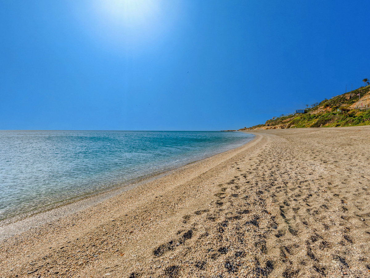 b25d8c5e55e14b5ba567f6c77cc7efa3 - 1