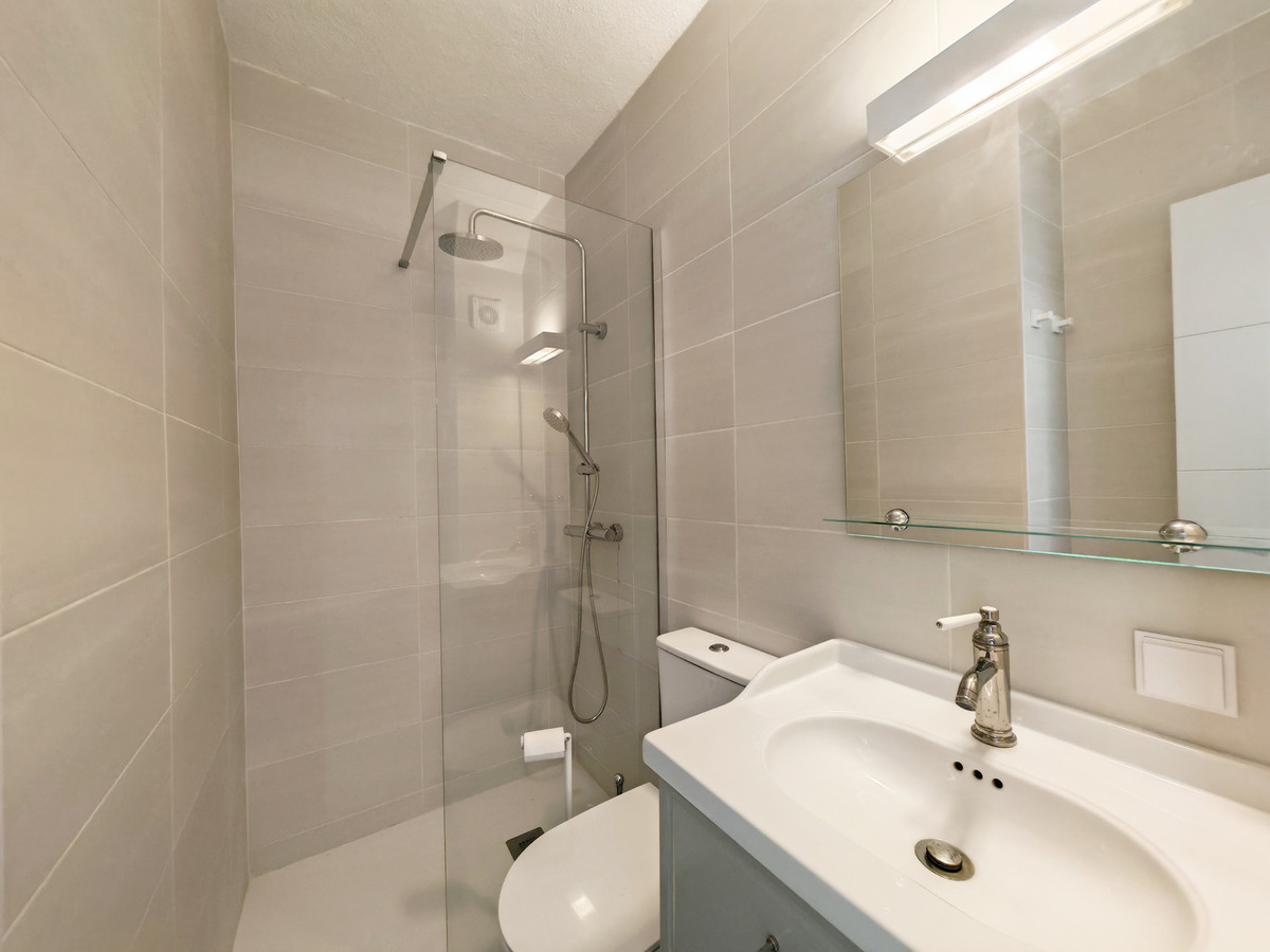 b25d8c5e55e14b5ba567f6c77cc7efa3 - 18