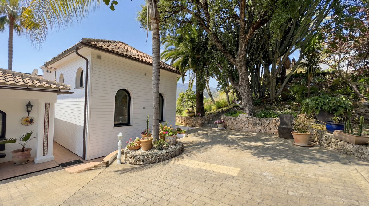 b2ebf3e25849a39289301e0c1f6733b8 - 40