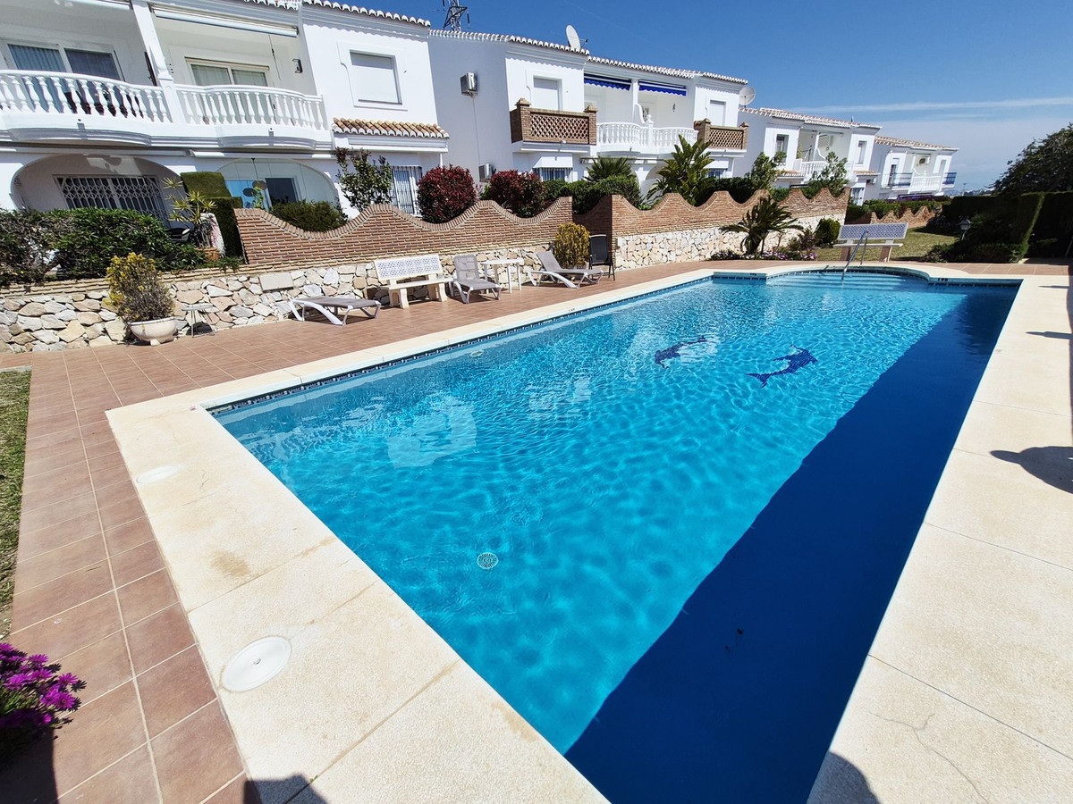 b3d7d7215547f834f04f7e2f7de49949 - 25