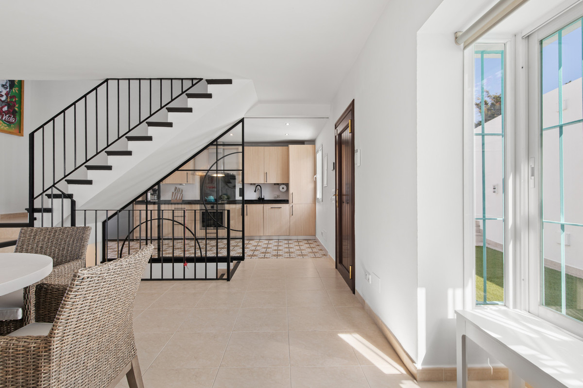 ba20ef8a4565564c1671b2d8aa39ff7a - 12