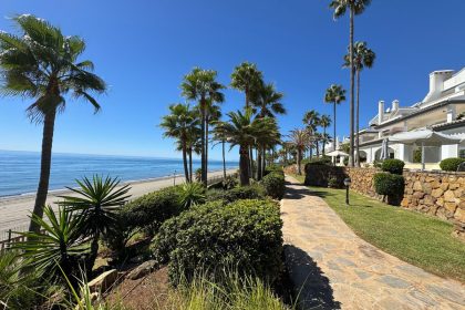 be0b72a90e0449b3cebadb1d081542fb - 17