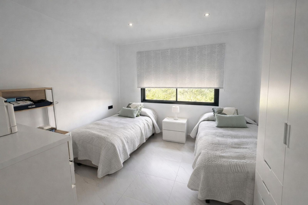 ce1c05f5e0097d844134ed57fb39e470 - 12