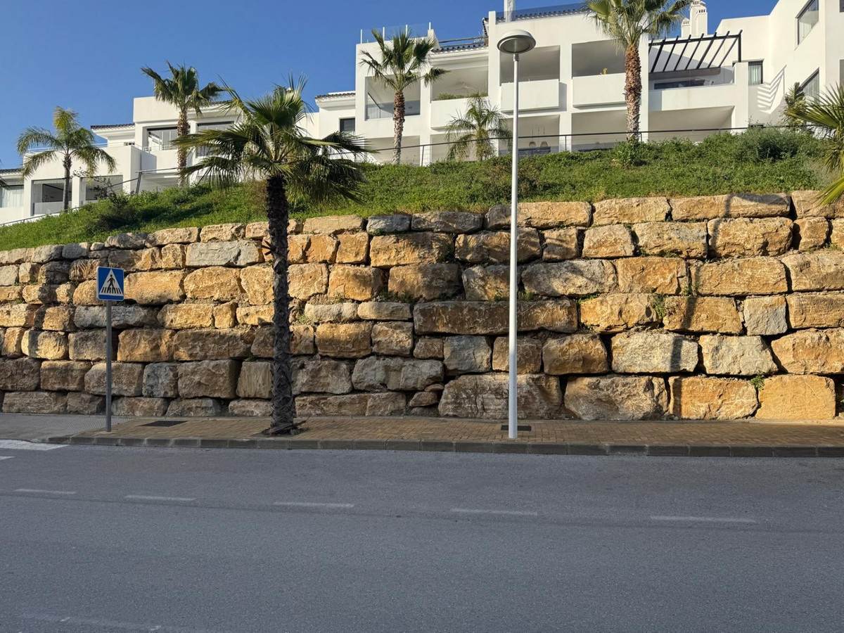 ce1c05f5e0097d844134ed57fb39e470 - 16